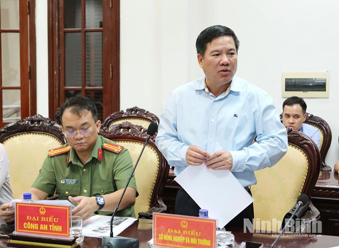 Lãnh đạo Sở Nông nghiệp và Môi trường báo cáo kết quả, đề xuất giải pháp xử lý vi phạm pháp luật đê điều.