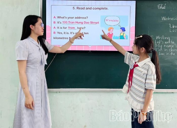 Cô giáo Lê Ánh Như Ngọc, đảng viên trẻ chi bộ điểm trường Phúc Tuy, Trường Tiểu học Quyết Thắng trong một tiết giảng dạy trên lớp.