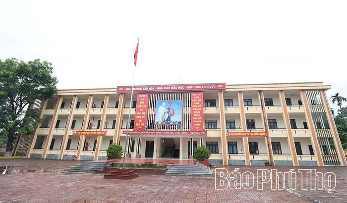 Khuôn viên Trường THCS Tam Sơn khang trang, sạch đẹp.