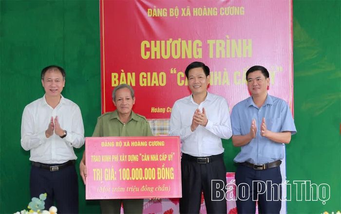 Các đồng chí lãnh đạo xã Hoàng Cương trao biểu trưng kinh phí xây dựng "Căn nhà cấp ủy" hỗ trợ đảng viên Nguyễn Trọng Tài.