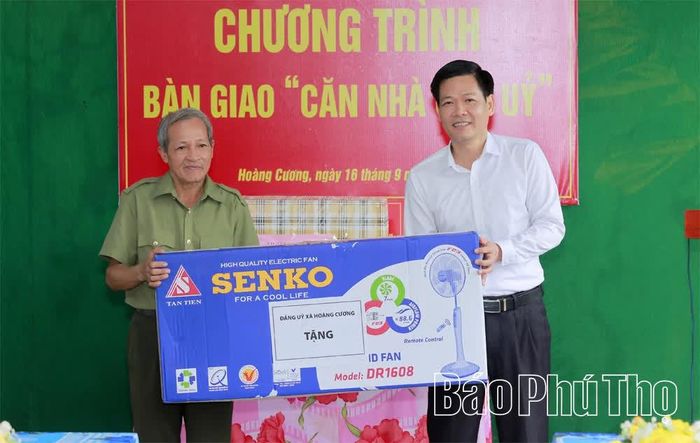 Bí thư Đảng ủy xã Hoàng Cương Mai Xuân Dũng trao quà tặng đảng viên Nguyễn Trọng Tài.
