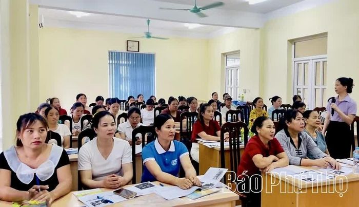 Đội ngũ y tế cơ sở các xã Tân Lạc, Mường Bi cập nhật kiến thức phòng bệnh qua chương trình tập huấn, giáo dục sức khỏe.