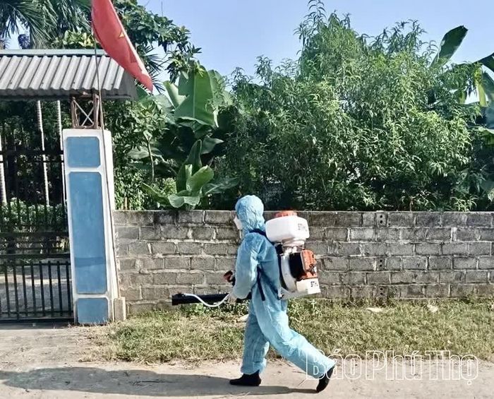Trung tâm Y tế khu vực Tân Lạc phối hợp với Trạm Y tế xã Tân Lạc triển khai các biện pháp vệ sinh môi trường phòng, chống sốt xuất huyết tại thôn Bui Phoi.