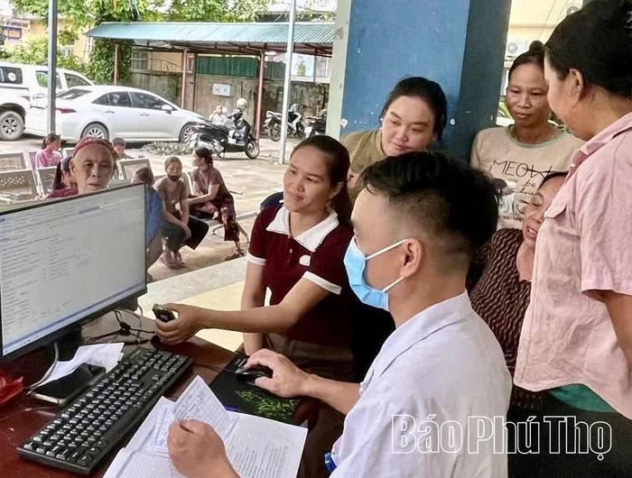 Đông đảo người dân đến Trạm Y tế Phú Cường khám bệnh, tư vấn điều trị.