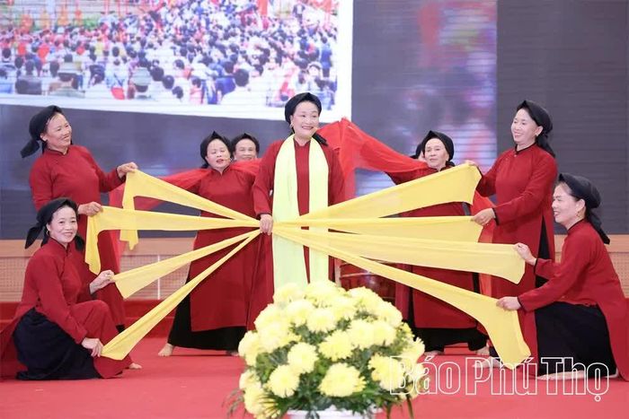Nhiều tiết mục văn nghệ đặc sắc được thể hiện tại liên hoan.