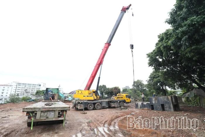 Chủ đầu tư huy động nhân lực, máy móc, đẩy nhanh tiến độ thi công Khu nhà ở xã hội tại phường Thanh Miếu.