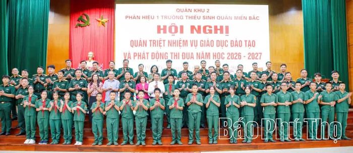 Các đại biểu chúc mừng các em học sinh tại Phân hiệu 1 - Trường Thiếu sinh quân miền Bắc bước vào năm học mới.