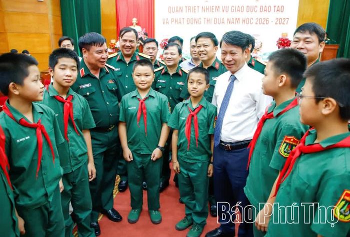 Các đại biểu trò chuyện với các em học sinh tại Phân hiệu 1 - Trường Thiếu sinh quân miền Bắc.