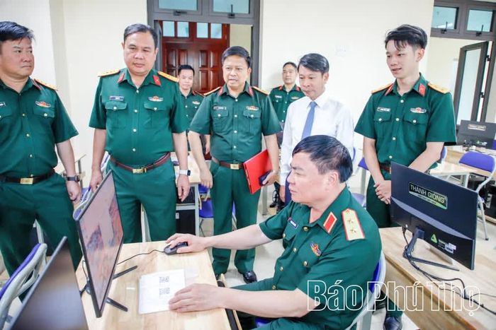 Các đồng chí lãnh đạo Quân khu 2, lãnh đạo tỉnh tham quan cơ sở vật chất phục vụ công tác giảng dạy, học tập và sinh hoạt tại Phân hiệu 1.