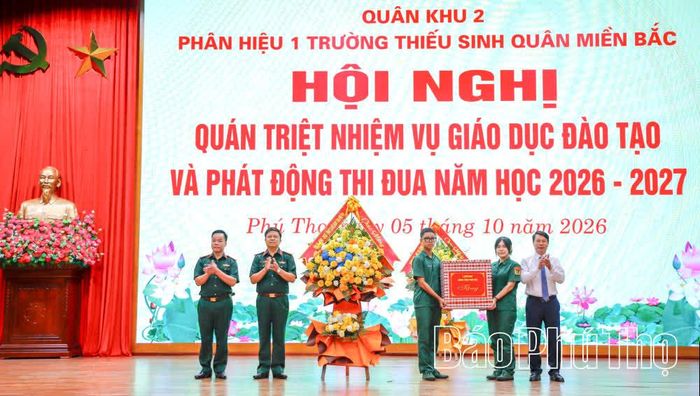 Phó Chủ tịch UBND tỉnh Nguyễn Khắc Hiếu tặng hoa và quà chúc mừng thầy và trò nhà trường.