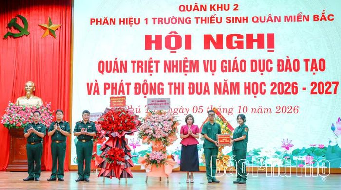Đại diện Ban Giám hiệu Trường Thiếu sinh quân miền Bắc và cấp ủy, chính quyền địa phương tặng hoa chúc mừng nhà trường nhân dịp năm học mới.