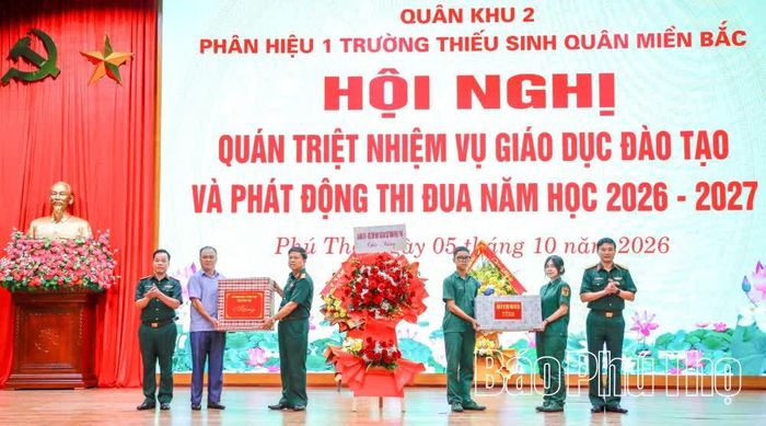 Các đồng chí lãnh đạo Đảng ủy Bộ CHQS tỉnh và Sở GD&ĐT tặng hoa, quà chúc mừng nhà trường.