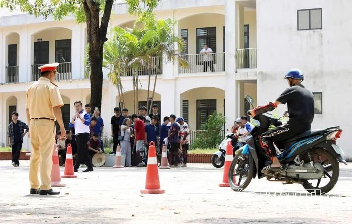 Học sinh Trường Cao đẳng Kỹ thuật - Công nghệ Hòa Bình tham gia thực hành kỹ năng lái xe an toàn tại chương trình.