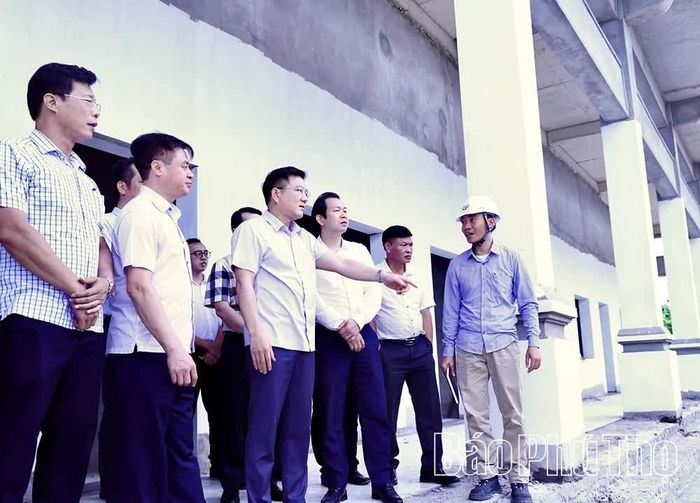 Đồng chí Phó Chủ tịch UBND tỉnh Vũ Việt Văn chỉ đạo nhà thầu thi công dự án Nhà tang lễ Vĩnh Phúc đảm bảo chất lượng và tiến độ để đưa vào sử dụng trong năm 2027.