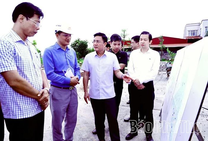 Đồng chí Phó Chủ tịch UBND tỉnh Vũ Việt Văn kiểm tra tiến độ thực hiện dự án Công viên vui chơi giải trí Vĩnh Phúc.