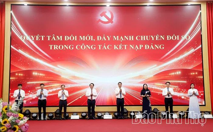 Các đại biểu thực hiện nghi thức khởi động Đề án Kết nạp đảng viên gắn với chuyển đổi số trên địa bàn xã Đoan Hùng.