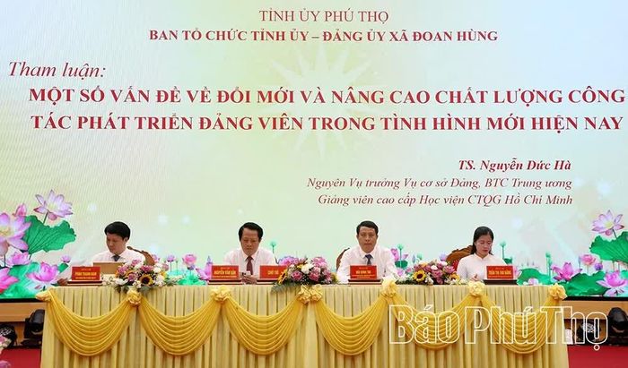 Các đồng chí lãnh đạo Ban Tổ chức Tỉnh ủy, Đảng ủy xã Đoan Hùng chủ trì hội thảo.