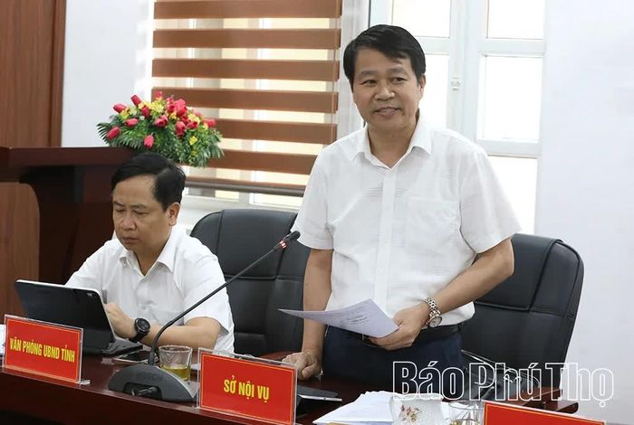 Lãnh đạo Sở Nội vụ phát biểu tại cuộc họp.