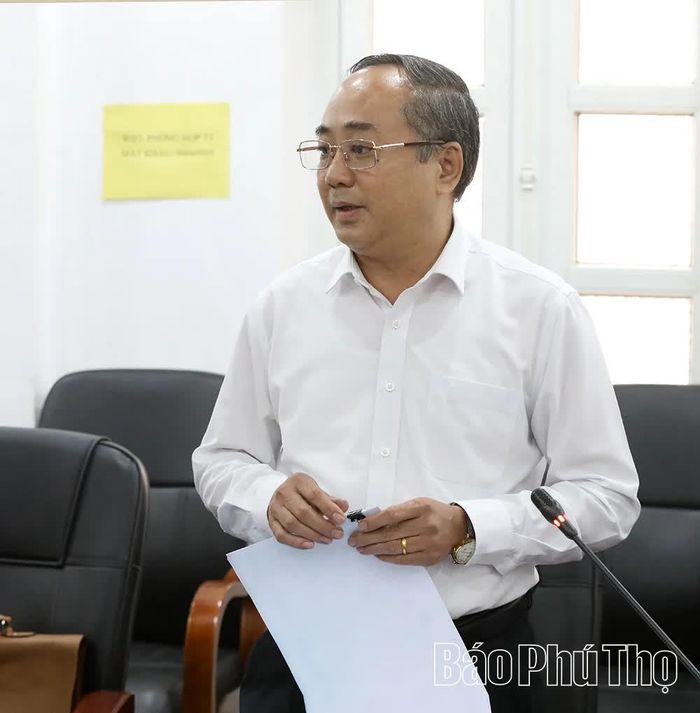 Lãnh đạo Trường Đại học Hùng Vương phát biểu tại cuộc họp.