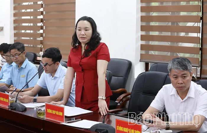 Lãnh đạo Trường Cao đẳng Sư phạm Hoà Bình phát biểu tại cuộc họp.