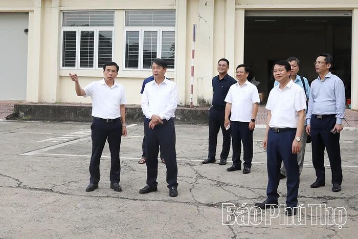 Đồng chí Phó Chủ tịch UBND tỉnh Nguyễn Khắc Hiếu kiểm tra thực tế cơ sở vật chất tại Trường CĐ Công nghệ Hòa Bình. 