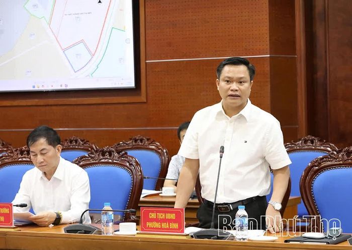 Đại diện lãnh đạo phường Hoà Bình phát biểu tại cuộc họp.