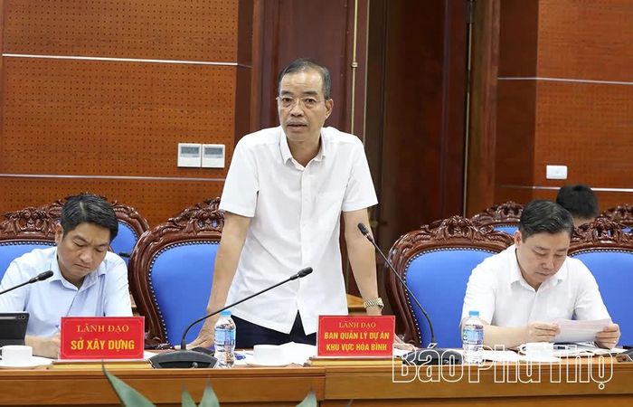 Đại diện Ban Quản lý dự án khu vực Hoà Bình báo cáo tại cuộc họp.