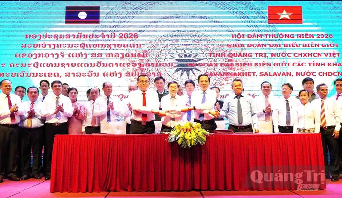 Lãnh đạo tỉnh Quảng Trị ký các thỏa thuận hợp tác với lãnh đạo các tỉnh Sả-lạ-văn, Sạ-vẳn-nạ-khệt - Ảnh: L.T