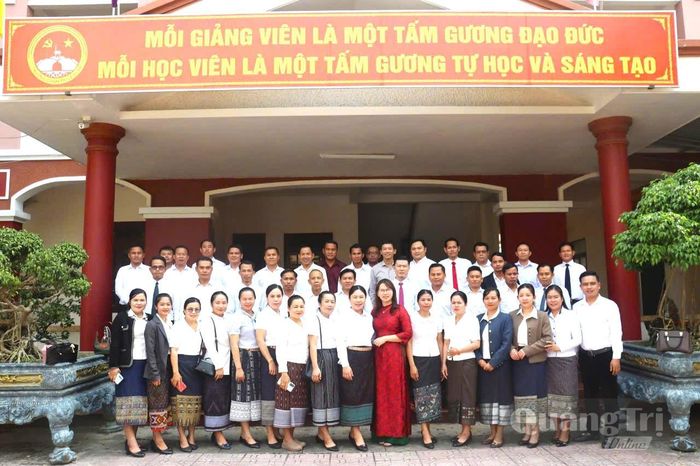 Học viên Lào chụp ảnh lưu niệm với giáo viên Trường Chính trị Lê Duẩn - Ảnh: NVCC