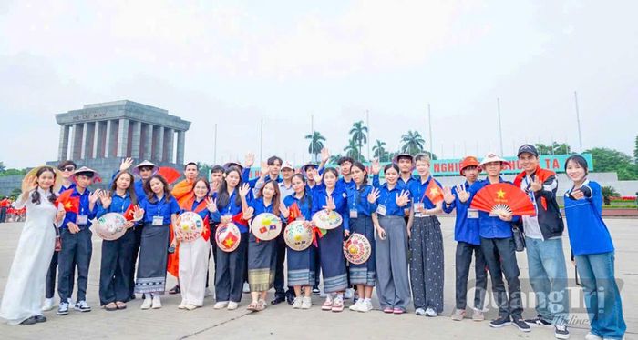 Sinh viên Lào học tập tại Trường cao đẳng Sư phạm Quảng Trị hào hứng khi lần đầu tiên được đến thăm Lăng Chủ tịch Hồ Chí Minh - Ảnh: NVCC