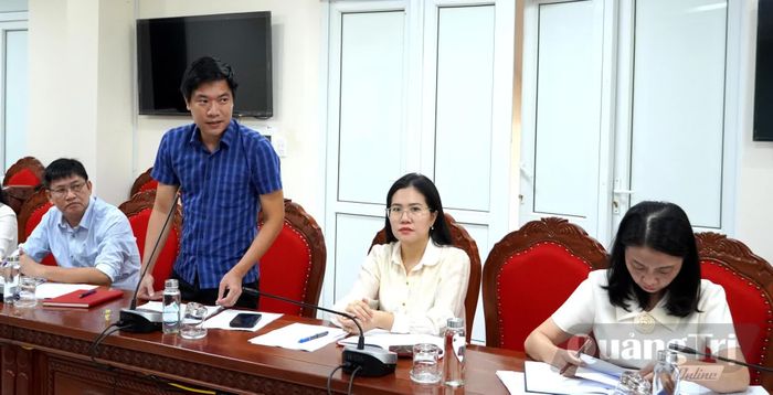 Đại diện lãnh đạo Phòng Quản lý hạ tầng và đô thị báo cáo tình hình giải phóng mặt bằng các cơ sở kinh doanh - Ảnh: H.Tr
