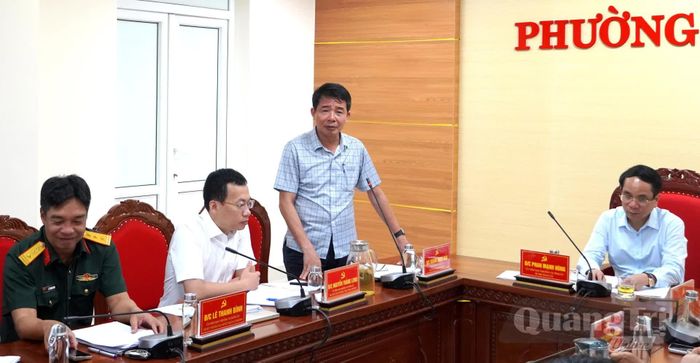 Đại diện lãnh đạo UBND phường Đồng Hới đánh giá tình hình chỉnh trang đô thị, giải phóng mặt bằng các cơ sở kinh doanh - Ảnh: H.Tr