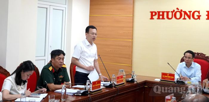 Đại diện lãnh đạo UBND phường Đồng Hới đánh giá tình hình chỉnh trang đô thị, giải phóng mặt bằng các cơ sở kinh doanh - Ảnh: H.Tr