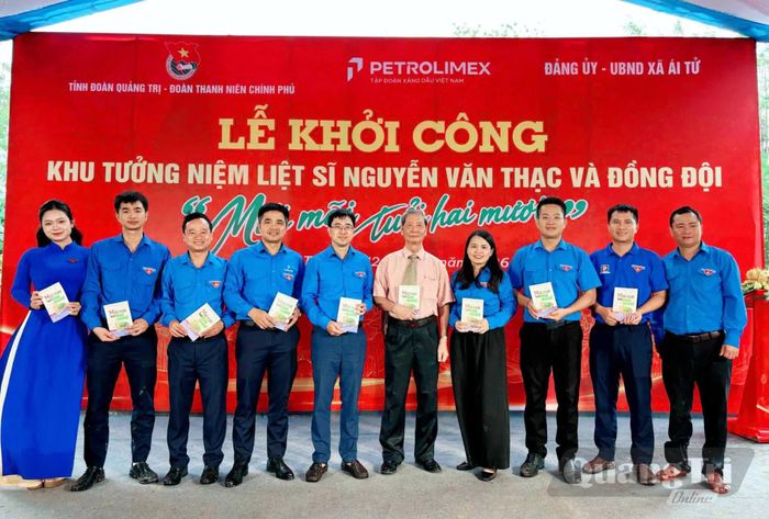 Ông Nguyễn Văn Thục gửi tặng đoàn viên, thanh niên cuốn nhật ký “Mãi mãi tuổi 20” - Ảnh: NVCC