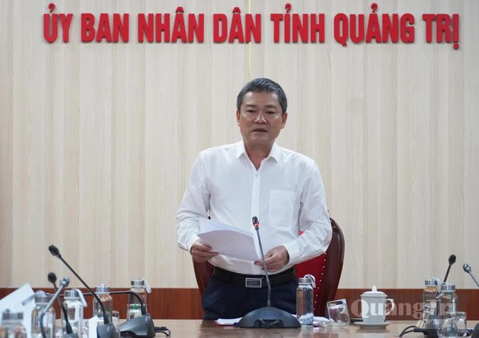 Đồng chí Phan Phong Phú, Phó Chủ tịch UBND tỉnh yêu cầu các sở, ngành hỗ trợ tối đa cho các địa phương trong công tác sắp xếp, di dời các nhà hàng, hộ kinh doanh khu vực bãi biển Nhật Lệ - Ảnh: X.P
