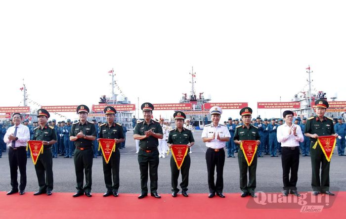 Thủ trưởng Bộ Tổng Tham mưu và các đại biểu trao cờ lưu niệm cho lực lượng tham gia hội thi - Ảnh: X.D