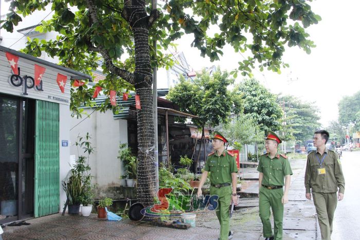 Cán bộ, chiến sĩ Công an xã, lực lượng bảo vệ ANTT cơ sở tuần tra kiểm soát địa bàn.