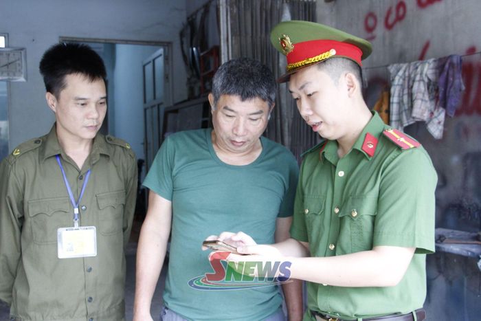 Công an xã Phù Yên hướng dẫn nhân dân kích hoạt định danh điện tử.