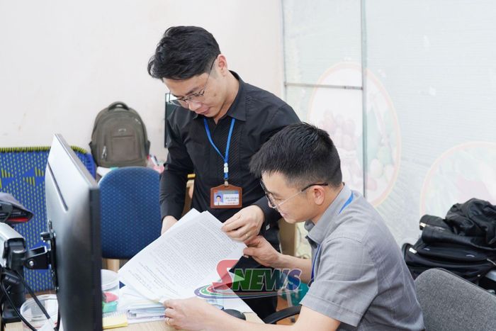 Chuyên viên Phòng Kinh tế xã Bình Thuận trao đổi nghiệp vụ chuyên môn.