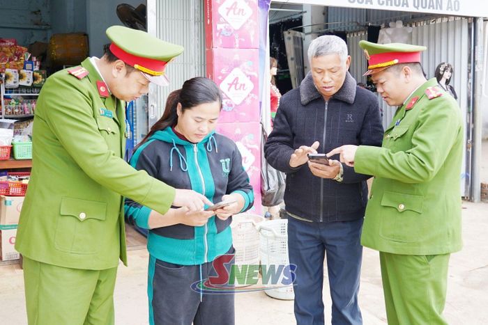 Công an xã Bình Thuận hướng dẫn nhân dân cài đặt ứng dụng VNeID.