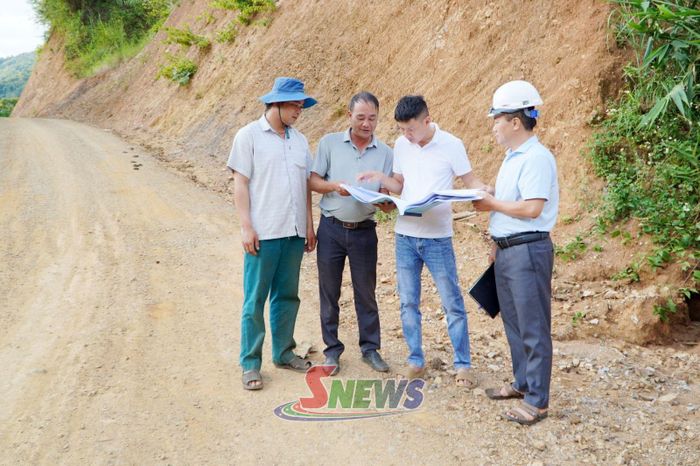 Cán bộ phòng Kinh tế và đơn vị thi công kiểm tra tiến độ xây dựng tuyến đường.