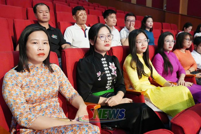 Viên chức đơn vị tham gia sinh hoạt chính trị dưới cờ.