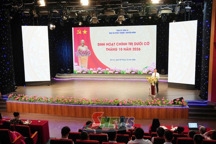 Đảng uỷ Báo và Phát thanh, truyền hình Sơn La sinh hoạt chính trị dưới cờ.