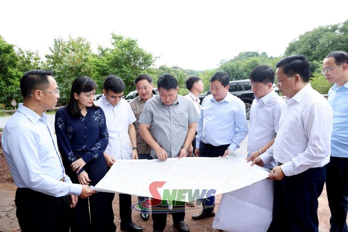 Đoàn công tác khảo sát thực địa các nút giao, bãi đổ thải, điểm dự kiến tái định cư triển khai Dự án CT.03 tại xã Yên Châu.