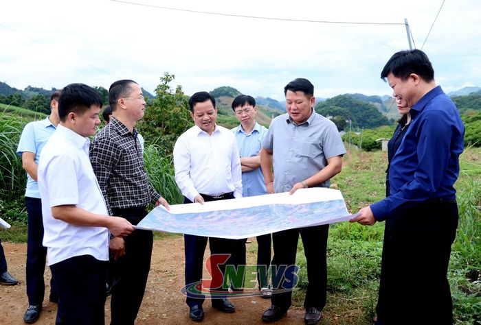 Đoàn công tác khảo sát thực địa các nút giao, bãi đổ thải, điểm dự kiến tái định cư triển khai Dự án CT.03 tại xã Yên Sơn.