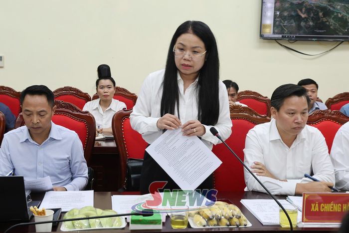 Lãnh đạo xã Chiềng Hặc phát biểu tại cuộc làm việc.