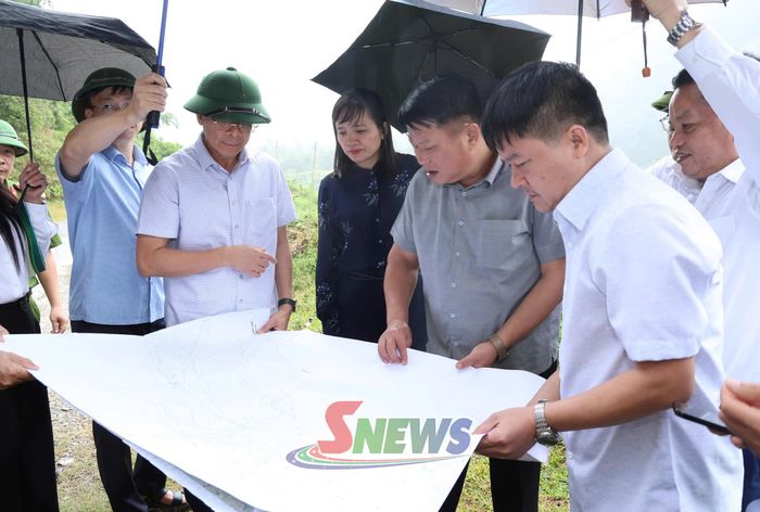 Đoàn công tác khảo sát thực địa các nút giao, bãi đổ thải, điểm dự kiến tái định cư triển khai Dự án CT.03 tại xã Chiềng Hặc.