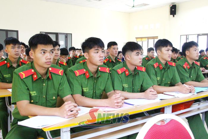 Các học viên tham gia bồi dưỡng nhận thức về Đảng.