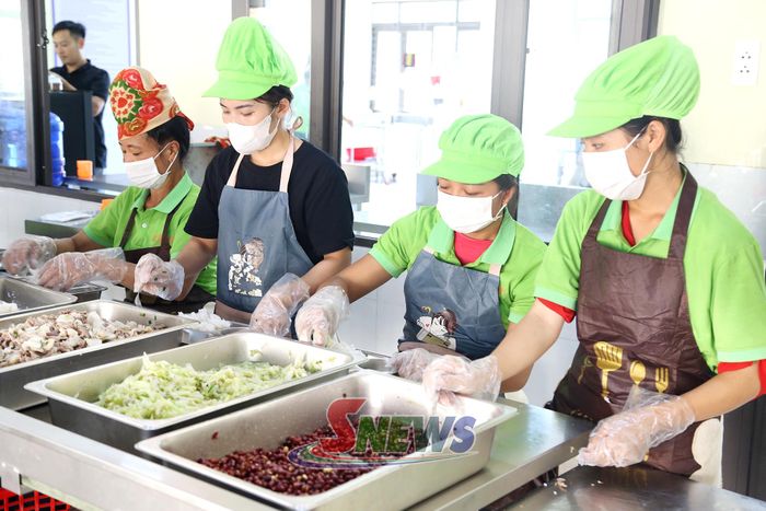 Đội ngũ nhà bếp chuẩn bị bữa ăn cho học sinh nội trú.