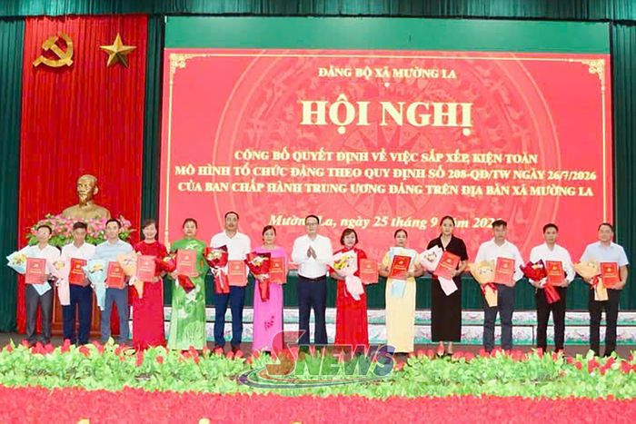 Lãnh đạo Đảng ủy xã Mường La trao quyết định thành lập các chi bộ khối UBND xã.